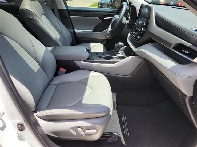Photo of 2022 White Toyota Highlander