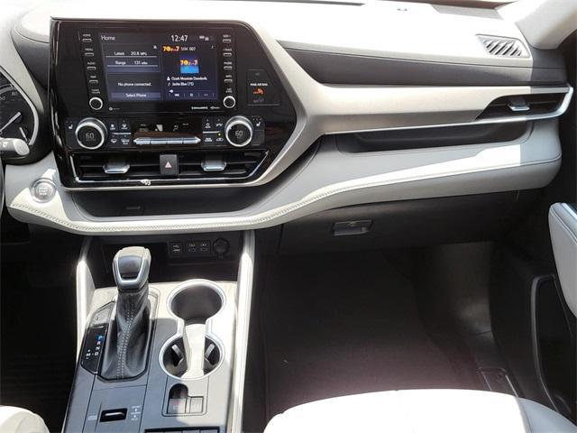 Photo of 2022 White Toyota Highlander