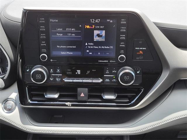 Photo of 2022 White Toyota Highlander
