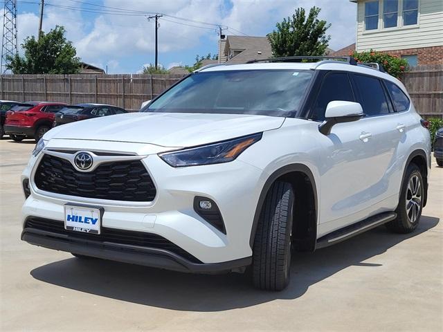 Photo of 2022 White Toyota Highlander