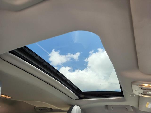 Photo of 2022 White Toyota Highlander