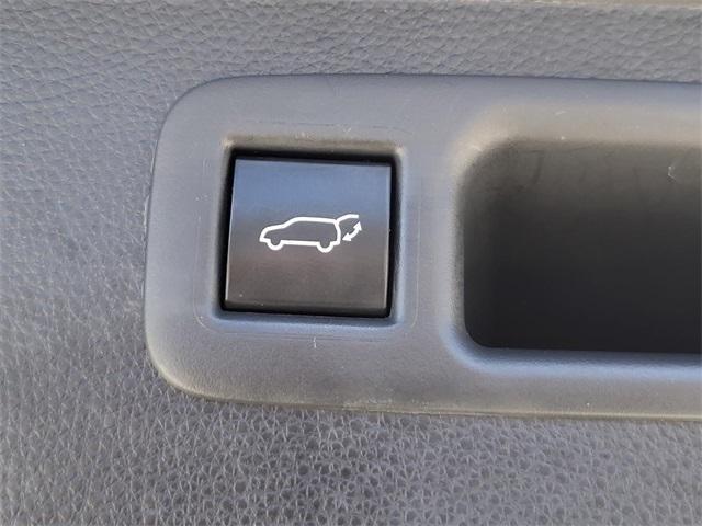 Photo of 2022 White Toyota Highlander