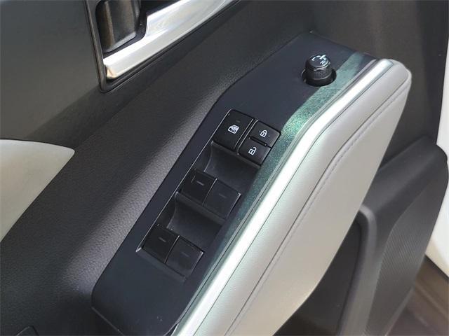 Photo of 2022 White Toyota Highlander