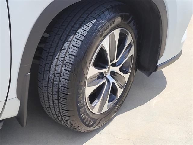 Photo of 2022 White Toyota Highlander
