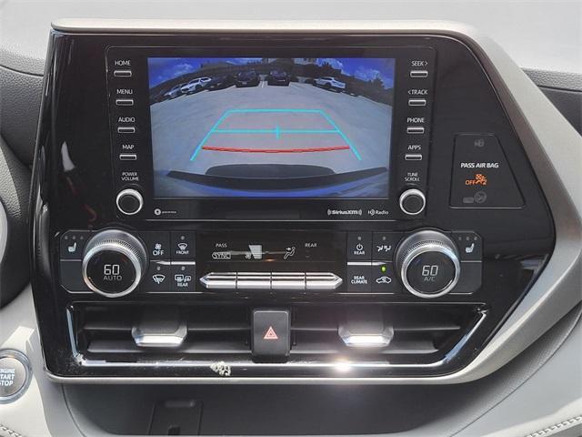 Photo of 2022 White Toyota Highlander