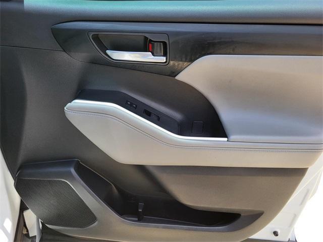 Photo of 2022 White Toyota Highlander