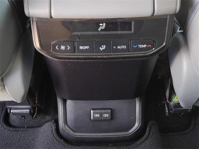 Photo of 2022 White Toyota Highlander