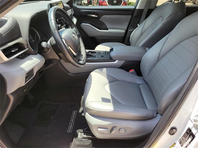 Photo of 2022 White Toyota Highlander