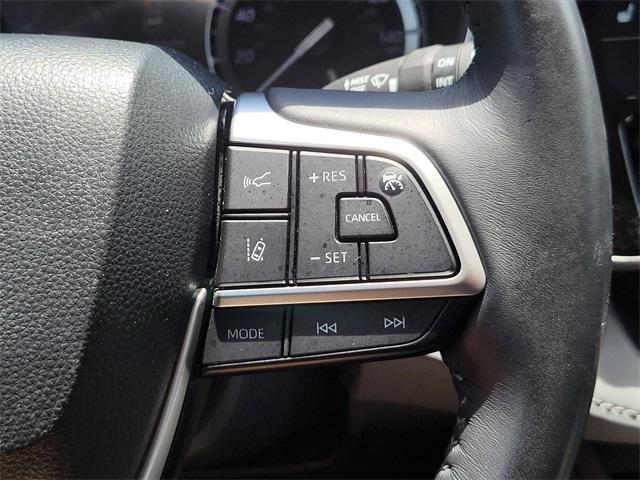 Photo of 2022 White Toyota Highlander