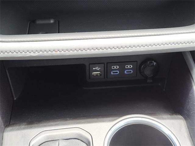Photo of 2022 White Toyota Highlander