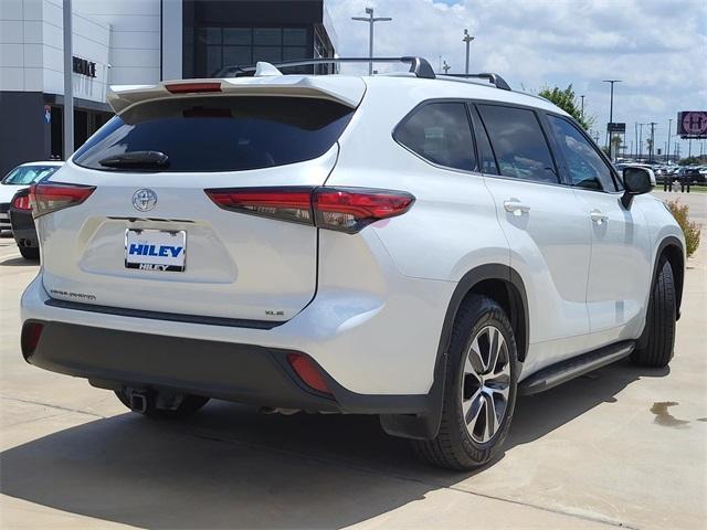 Photo of 2022 White Toyota Highlander