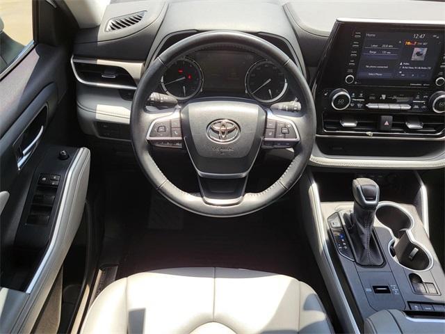 Photo of 2022 White Toyota Highlander