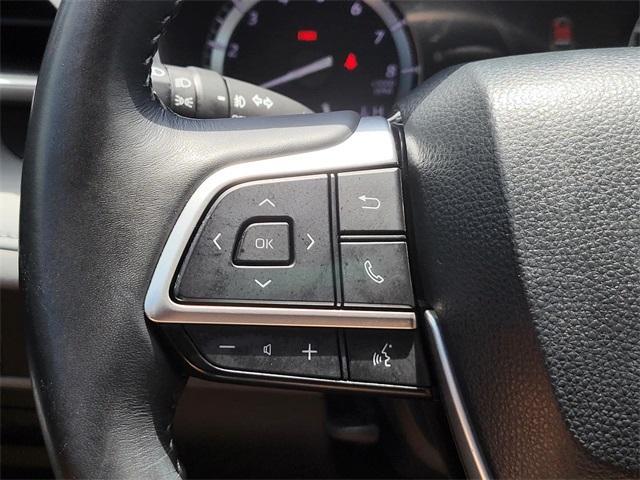 Photo of 2022 White Toyota Highlander
