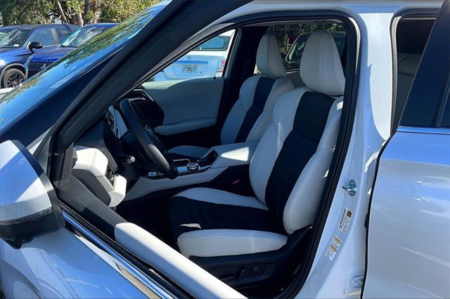 Photo of 2025 White Diamond Mitsubishi Outlander