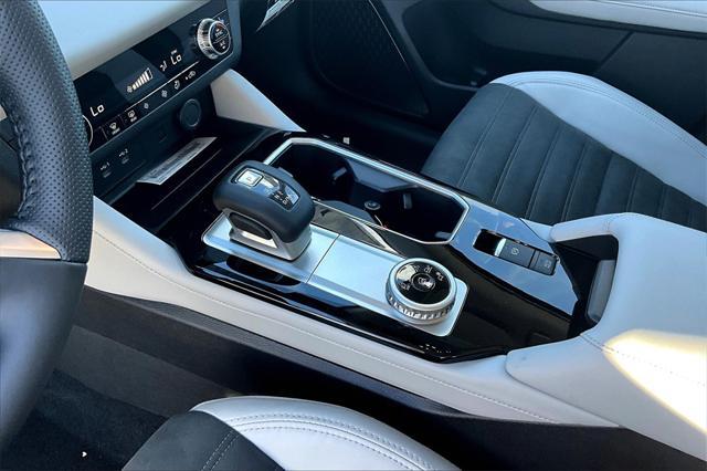 Photo of 2025 White Diamond Mitsubishi Outlander