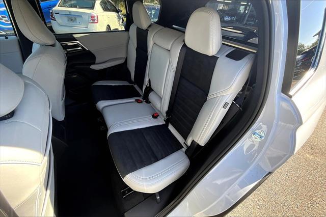 Photo of 2025 White Diamond Mitsubishi Outlander