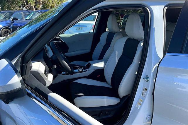 Photo of 2025 White Diamond Mitsubishi Outlander