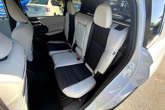 Photo of 2025 White Diamond Mitsubishi Outlander