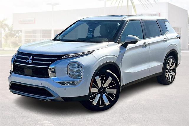 Photo of 2025 White Diamond Mitsubishi Outlander