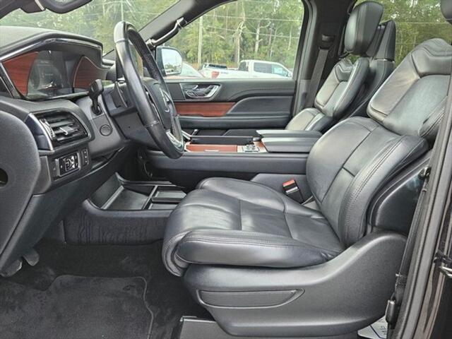 Photo of 2023 Infinite Black Metallic Clearcoat Lincoln Navigator