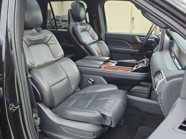 Photo of 2023 Infinite Black Metallic Clearcoat Lincoln Navigator