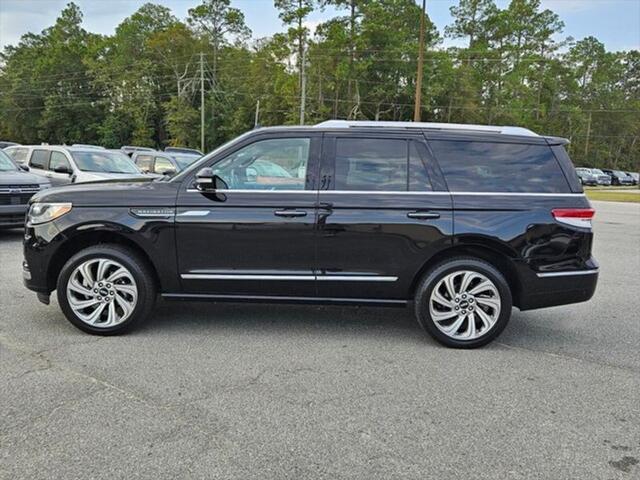 Photo of 2023 Infinite Black Metallic Clearcoat Lincoln Navigator