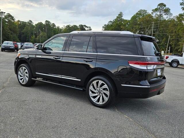 Photo of 2023 Infinite Black Metallic Clearcoat Lincoln Navigator
