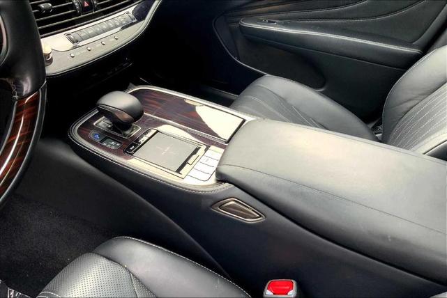 Photo of 2018 Liquid Platinum Lexus LS 500
