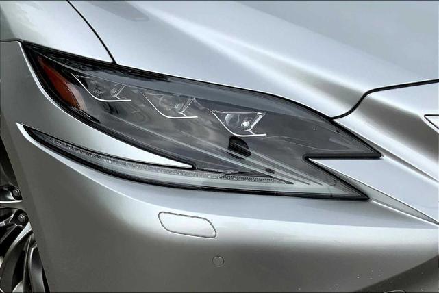 Photo of 2018 Liquid Platinum Lexus LS 500