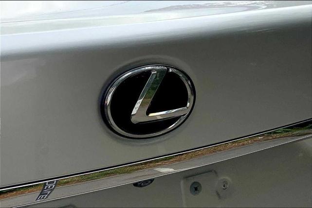 Photo of 2018 Liquid Platinum Lexus LS 500