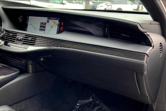 Photo of 2018 Liquid Platinum Lexus LS 500