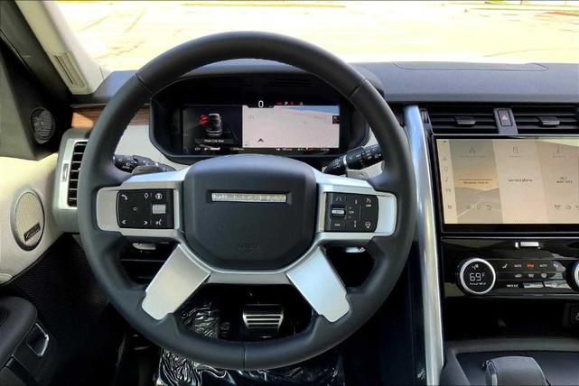 Photo of 2025 Fuji White Land Rover Discovery