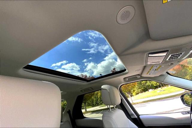 Photo of 2025 Fuji White Land Rover Discovery