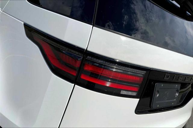 Photo of 2025 Fuji White Land Rover Discovery