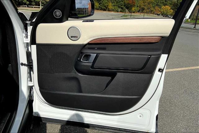 Photo of 2025 Fuji White Land Rover Discovery