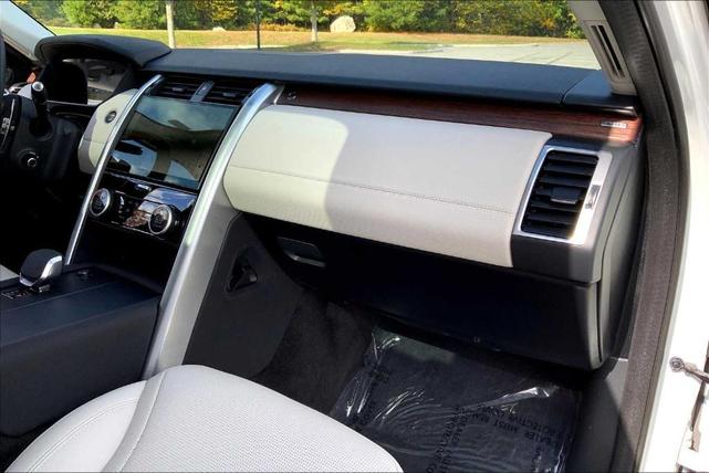 Photo of 2025 Fuji White Land Rover Discovery