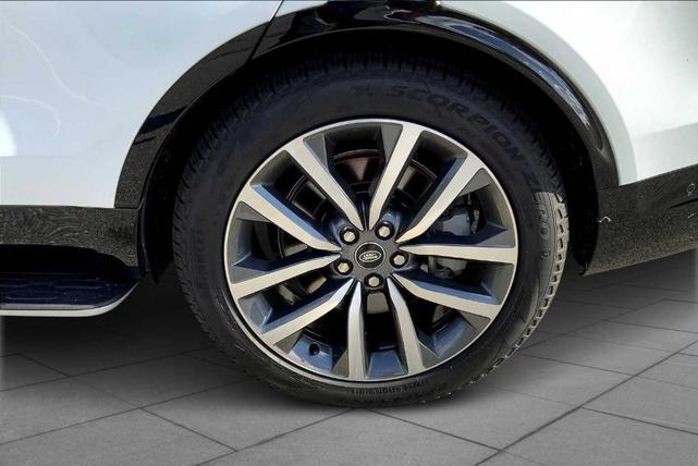Photo of 2025 Fuji White Land Rover Discovery