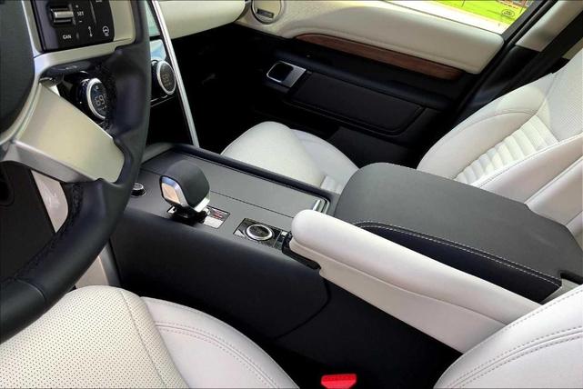 Photo of 2025 Fuji White Land Rover Discovery