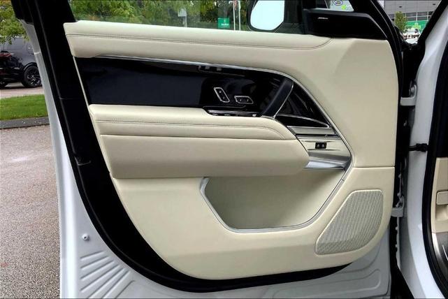 Photo of 2023 Fuji White Land Rover Range Rover