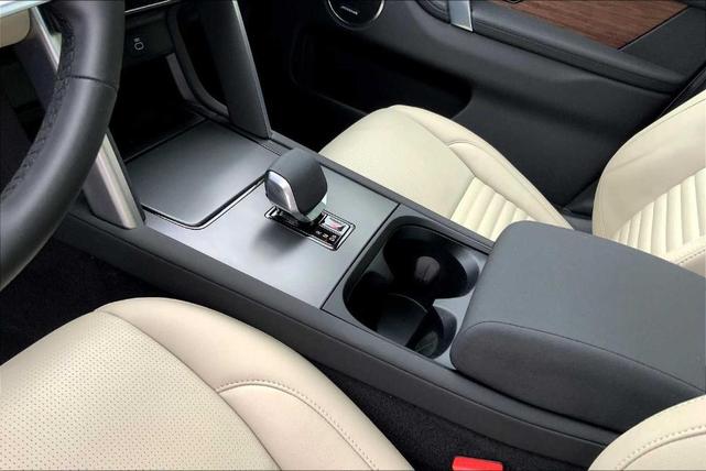 Photo of 2025 Fuji White Land Rover Discovery Sport