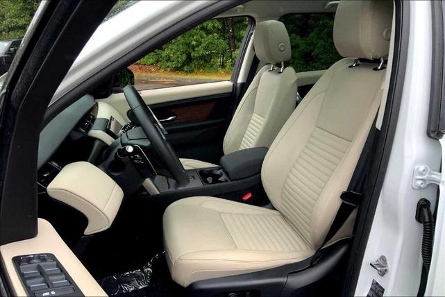 Photo of 2025 Fuji White Land Rover Discovery Sport
