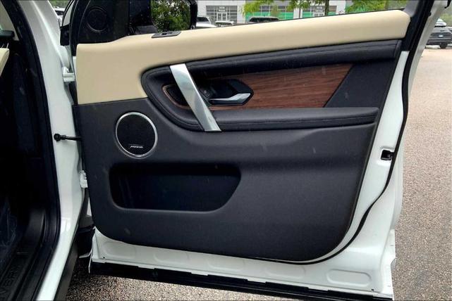 Photo of 2025 Fuji White Land Rover Discovery Sport