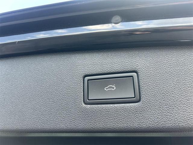 Photo of 2022 Deep Black Pearl Volkswagen Tiguan