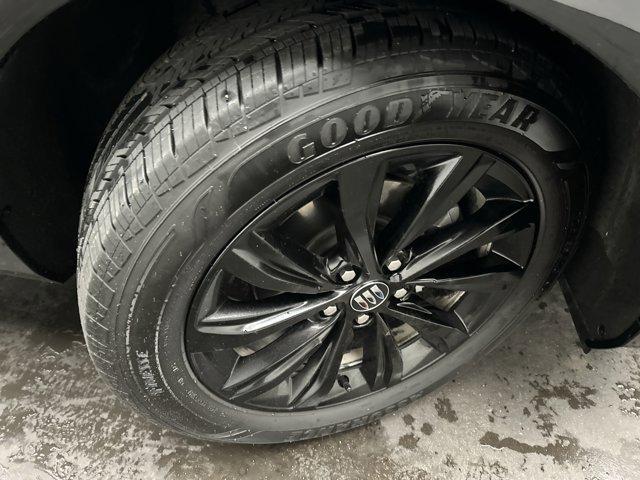 Photo of 2025 Summit White Buick Envista