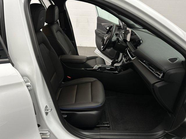 Photo of 2025 Summit White Buick Envista