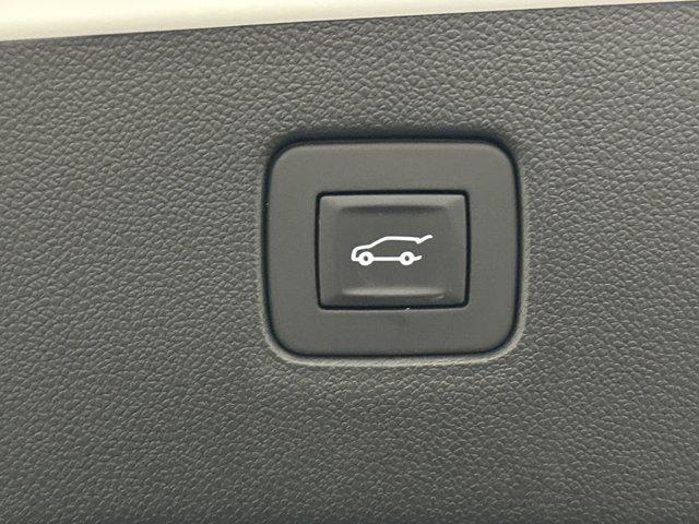 Photo of 2025 Summit White Buick Envista