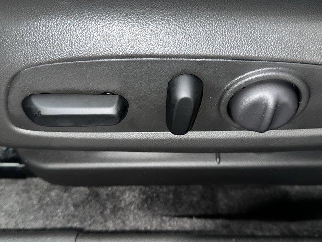 Photo of 2025 Summit White Buick Envista