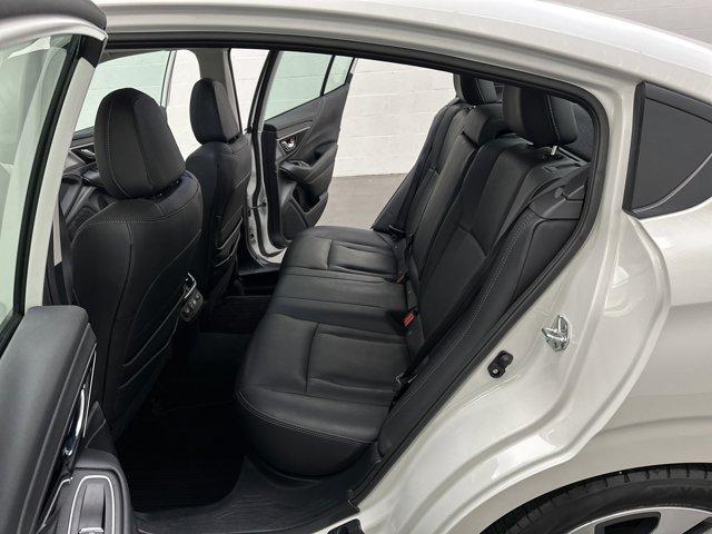 Photo of 2023 Crystal White Pearl Subaru Legacy