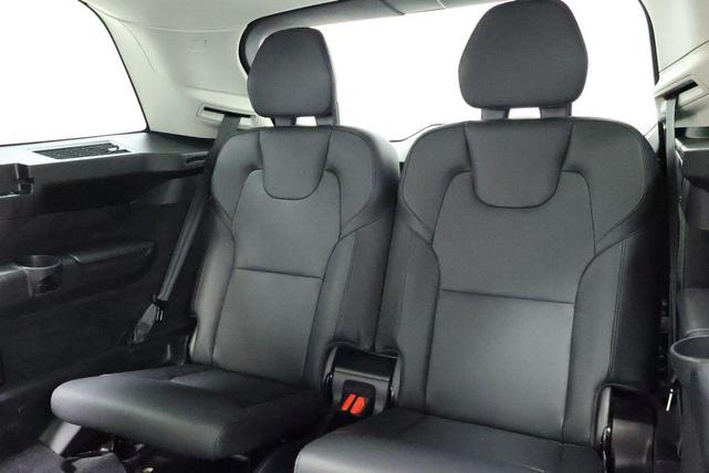 Photo of 2022 Crystal White Metallic Volvo XC90