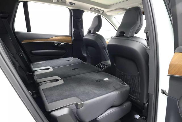 Photo of 2022 Crystal White Metallic Volvo XC90